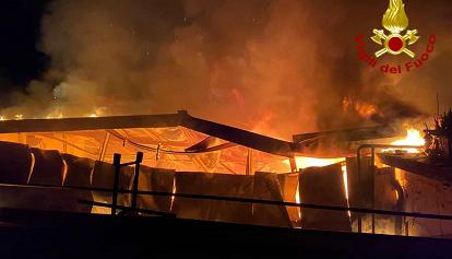 Incendio a Caselle, distrutta falegnameria