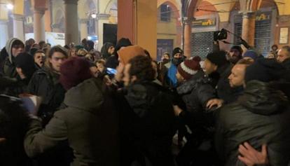 Tensione a Bologna, collettivo occupa il cortile dell'ateneo dopo il corteo