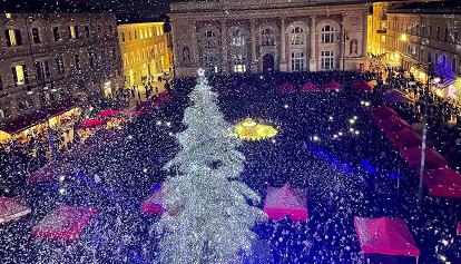Acceso l'albero di Natale più illuminato d'Italia