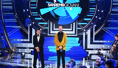 Sanremo Giovani, Amadeus dedica la serata finale a Mihajlović. All'Ariston sfilano "ragazzi" e Big