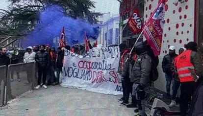 Parma: scontri davanti a un magazzino