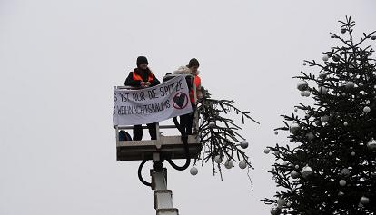 Germania, gli attivisti per il clima tagliano l'albero di Natale alla Porta di Brandeburgo