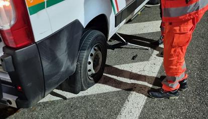 Tagliate nella notte le gomme delle ambulanze della Croce Verde Torino