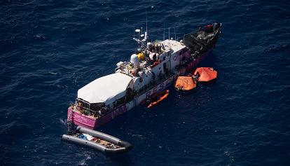 Decreto ong, i migranti salvati facciano richiesta di protezione a bordo della nave