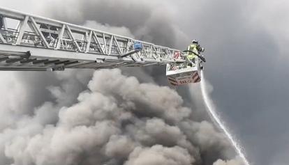 Milano, esplosione e maxi-incendio in azienda petrolchimica: in fiamme migliaia di litri di solvente