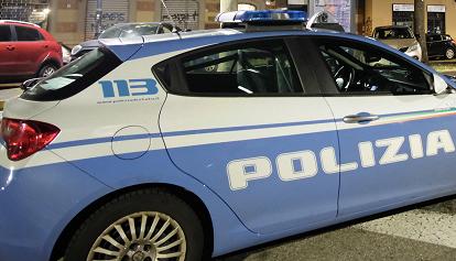 Uomo accoltellato nella notte per strada a Torino, è grave
