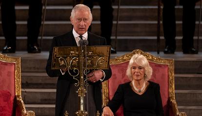 Carlo III al Parlamento: "Elisabetta II è stata un modello per tutti i principi viventi"