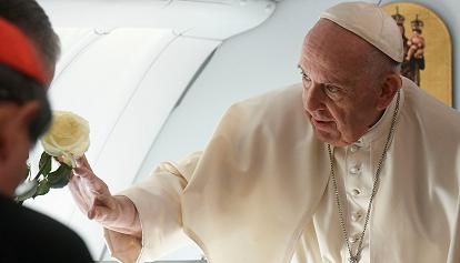 Il Papa di ritorno dal Kazakistan: "La politica è un'arte nobile. Difendersi? Amore di patria"