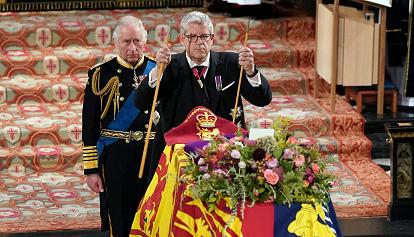 Il solenne addio ad Elisabetta II. La sovrana sepolta nella cappella di San Giorgio a Windsor