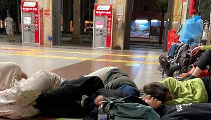 "Non troviamo alloggio", la protesta degli studenti, che dormono anche in stazione o per strada