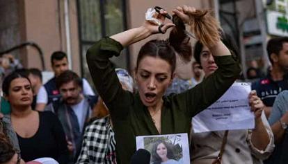 Otto giorni di protesta contro il regime, ancora repressione e sangue in Iran: oltre 700 arresti
