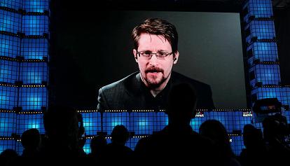 Edward Snowden diventa cittadino russo. Sarà chiamato a combattere contro l'Ucraina?