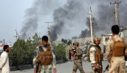 Esplosione vicino all'aeroporto militare di Kabul, ci sarebbero vittime