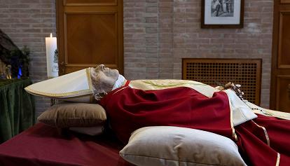 Papa Francesco: affidiamo a Maria l'amato Benedetto XVI