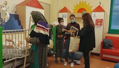 La Befana incontra i bambini all'ospedale Maggiore di Bologna