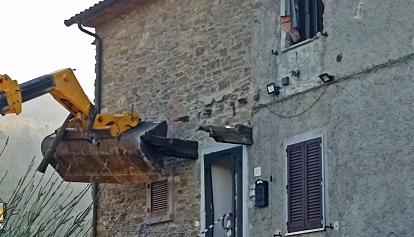 Arezzo, tenta di demolire la casa del vicino con la ruspa: ucciso a colpi di fucile