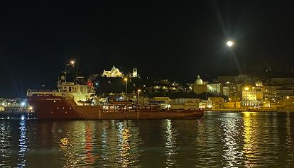 La Ocean Viking nel porto di Ancona