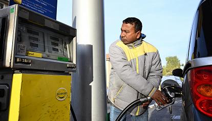 Mattarella firma il decreto carburanti: entro un mese i benzinai dovranno esporre il prezzo medio 