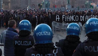 Anarchici in piazza per Cospito, petardi e fumogeni. Ferito un operatore Tv