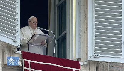 Papa Francesco: "Non attaccarsi a ruoli e posizioni ma servire e farsi da parte"