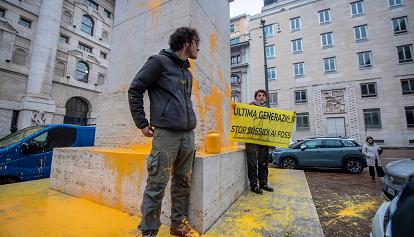 Attivisti di Ultima Generazione imbrattano a Milano la scultura di Cattelan "Il Dito"
