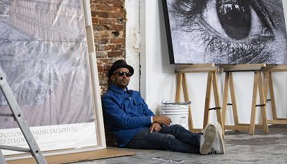 Alle Gallerie d'Italia JR, street artist, fotografo e videomaker attento al sociale
