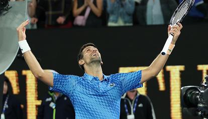 Tennis: Djokovic trionfa agli Australian Open per la decima volta, le lacrime liberatorie