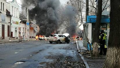 Kiev: bombe russe a Kherson, colpito l'ospedale: 3 morti. Missile su condominio a Kharkiv, un morto