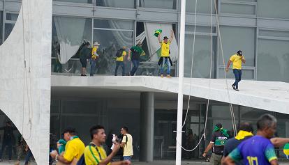Brasile, i sostenitori di Bolsonaro assaltano i palazzi delle istituzioni, scontri con la polizia