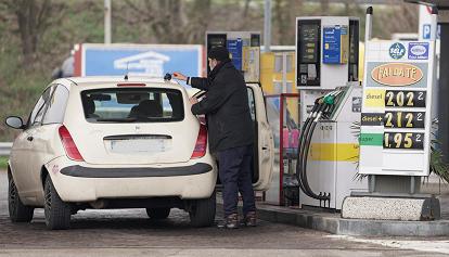 Gasolio sopra i 2 euro, l'appello dei benzinai: "Ripristinare il taglio delle accise"