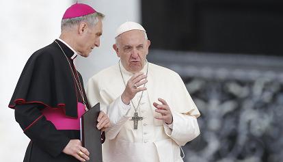 Padre Georg in udienza dal Papa. L'incontro dopo le accuse del segretario di Ratzinger a Francesco