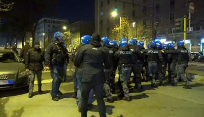 Alta tensione per cortei anarchici, scontri a Roma. Cospito in ospedale se rifiuterà l'alimentazione