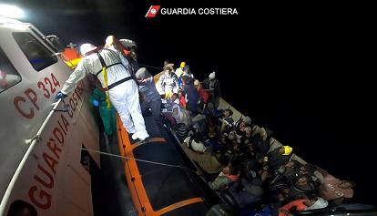 La Guardia Costiera in soccorso di due motopesca con 350 persone a bordo a sud est della Sicilia