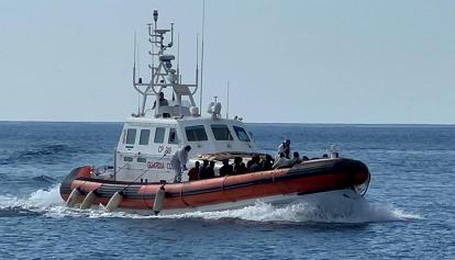 La Guardia costiera soccorre a 100 miglia dall'Italia 750 persone in due operazioni