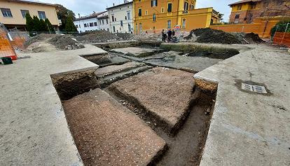 Domus romane a due passi dalla Torre di Pisa, dagli scavi pedine da gioco e monete 