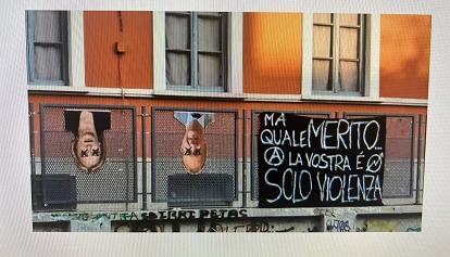 Milano, striscione anarchico contro Meloni e Valditara a testa in giù. Solidarietà bipartisan