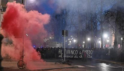 Caso Cospito: incidenti a Torino al corteo degli anarchici, bombe carta e vetrine in frantumi