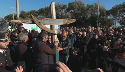 Naufragio migranti, a Cutro in mille alla via crucis con la croce ricavata dal legno del relitto