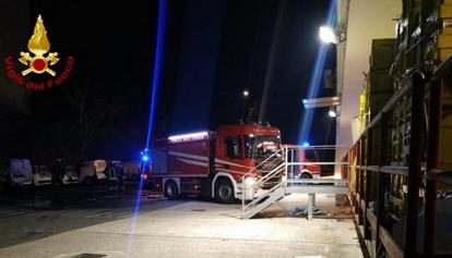 Incendio a Roma: fiamme in un parcheggio delle Poste, 16 auto distrutte 