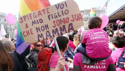 A Milano scendono in piazza le famiglie Arcobaleno: "Giù le mani dai nostri figli"