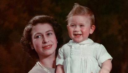 La foto inedita della Regina con Carlo bambino e la dedica a tutte le mamme del mondo