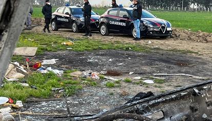 Carabinieri in campo rom di Giugliano: sequestrate 53 auto 