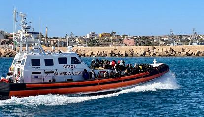 Peschereccio con 600 migranti soccorso da Guardia Costiera. A Lampedusa altri 221 in salvo
