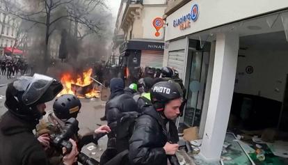 Francia: ancora proteste e scioperi. Saccheggiati i magazzini Leclerc. Chiusa anche la Tour Eiffel