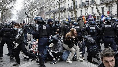 Decima giornata ad alta tensione in Francia: fuoco e lacrimogeni in strada, schierati 13mila agenti