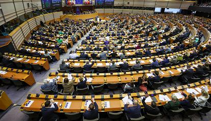 Coppie omogenitoriali: il Parlamento europeo condanna lo stop del governo italiano a registrazioni