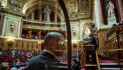 Francia, il Senato vota l'aumento dell'età pensionabile da 62 a 64 anni. Proteste e scioperi