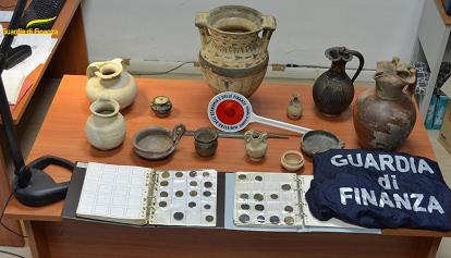 Sequestrati reperti archeologici, alcuni vasi apparterrebbero alla collezione Navarra di Gela