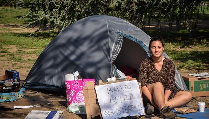 Affitti troppo cari: studentessa di ingegneria ambientale dorme in tenda davanti al Politecnico 