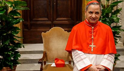 Il cardinale Becciu: "Che amarezza, la mia difesa mortificata. Hanno tramato contro me e il Papa"